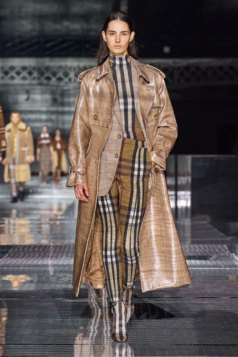 burberry trench fashion show